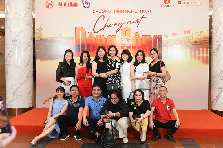 Đông đảo khán giả tham dự chương trình nghệ thuật “Chung một dòng sông” -0