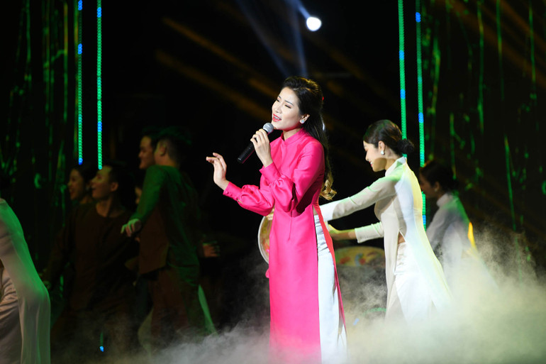 Ca sĩ Quỳnh Anh trình bày ca khúc "Quê hương". Các tiết mục nghệ thuật trong chương trình “Chung một dòng sông” -0