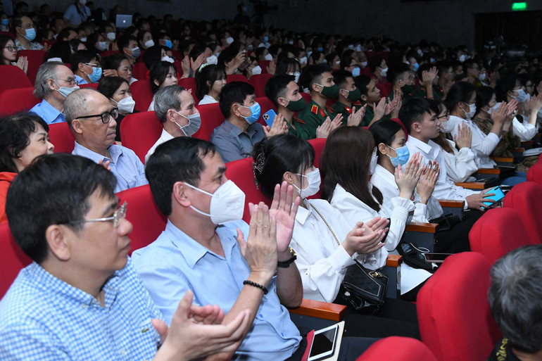 Khán giả hưởng ứng các tiết mục biểu diễn. Các tiết mục nghệ thuật trong chương trình “Chung một dòng sông” -0