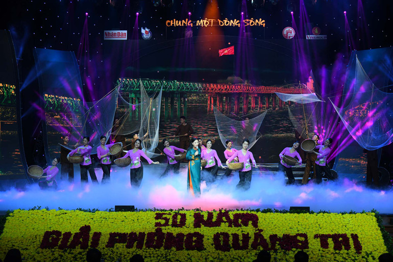 Anh Thơ và tốp múa NHNT Đương đại Việt Nam biểu diễn bài hát "Câu hò bên bến Hiền Lương". Các tiết mục nghệ thuật trong chương trình “Chung một dòng sông” -1