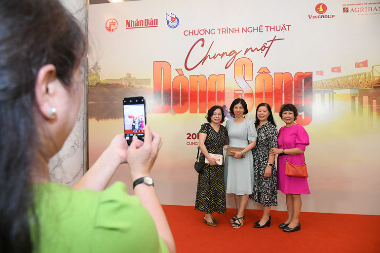 Đông đảo khán giả tham dự chương trình nghệ thuật “Chung một dòng sông” -0