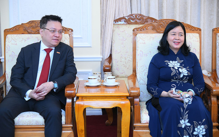 Các vị lãnh đạo đến dự chương trình nghệ thuật “Chung một dòng sông” -0