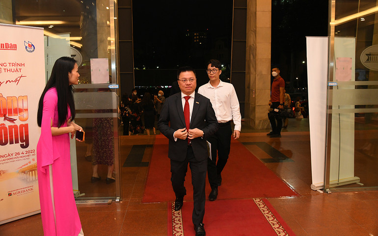 Đông đảo khán giả tham dự chương trình nghệ thuật “Chung một dòng sông” -0