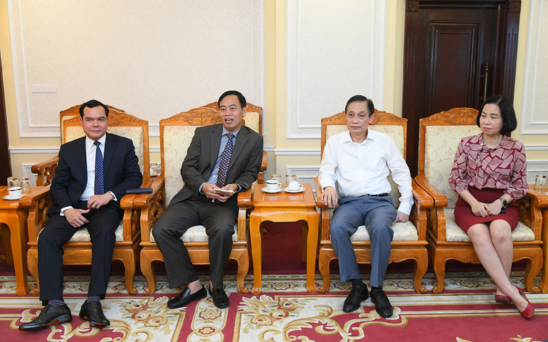 Các vị lãnh đạo đến dự chương trình nghệ thuật “Chung một dòng sông” -0