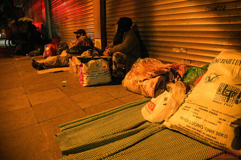 Hà Nội: Người lao động và người vô gia cư căng mình chống chọi với giá rét -0