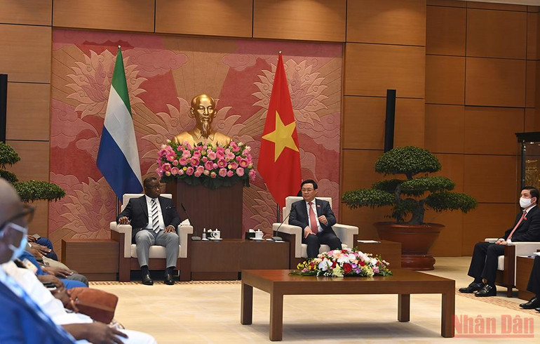 Chủ tịch Quốc hội Vương Đình Huệ tiếp Tổng thống nước Cộng hòa Sierra Leone -4