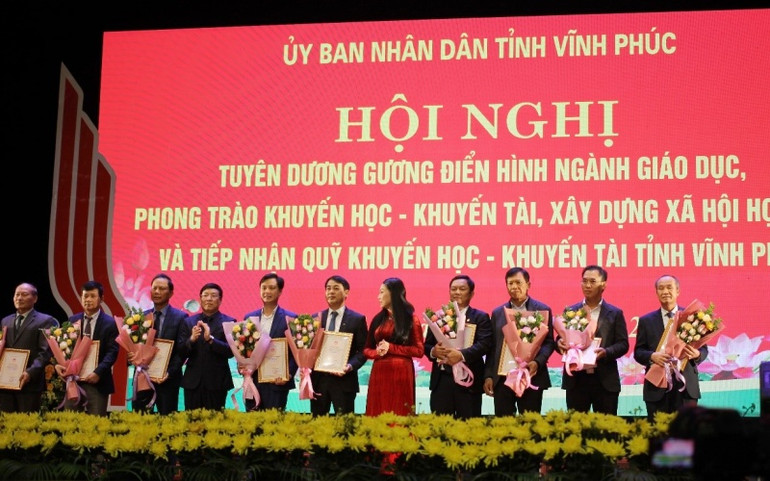Ông Đinh Trường Chinh, Chủ tịch HĐQT đại diện trao tặng 10 tỷ đồng cho Quỹ Khuyến học - khuyến tài tỉnh Vĩnh Phúc. HDTC trao tặng 10 tỷ đồng cho Quỹ Khuyến học - Khuyến tài tỉnh Vĩnh Phúc -0