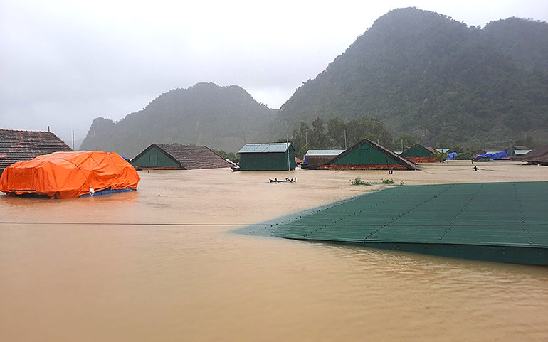 Hàng trăm ngôi nhà tại xã Tân Hóa, huyện Minh Hóa (Quảng Bình) chìm trong biển nước. Thủ tướng Chính phủ chỉ đạo tập trung cứu nạn, khắc phục hậu quả sạt lở đất tại Quảng Trị và Thừa Thiên Huế -0