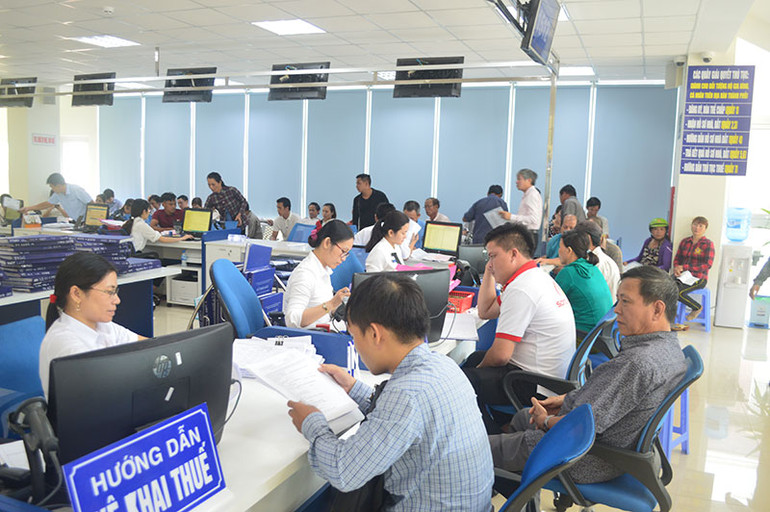Người dân hài lòng với tinh thần tận tâm của cán bộ Trung tâm Phục vụ hành chính công tỉnh Quảng Ngãi. Những kết quả nổi bật trong công tác xây dựng Đảng ở Quảng Ngãi -0
