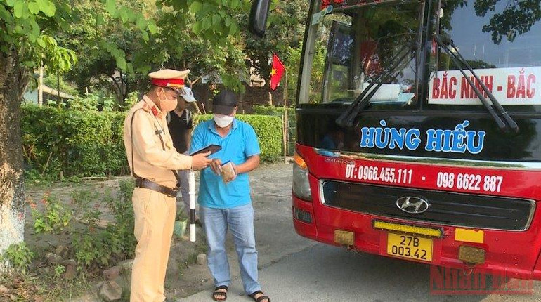 Cảnh sát giao thông Công an tỉnh Điện Biên kiểm tra các trường hợp vận tải khách trong thành phố. Điện Biên kiên quyết xử lý “xe dù”, “bến cóc” -0