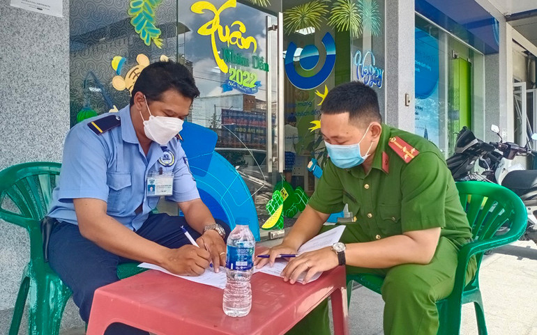 Cơ quan Công an lấy lời khai của nhân viên bảo vệ ngân hàng. Bắt đối tượng nghi cướp ngân hàng -0