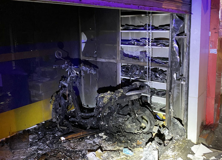 Phá cửa giải cứu 2 người trong căn nhà đang cháy ở TP Thủ Đức -0