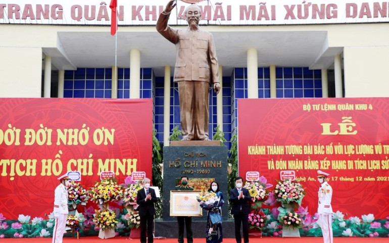 Lãnh đạo Cục Di sản văn hóa trao Bằng Di tích lịch sử cấp quốc gia "Địa điểm lưu niệm Chủ tịch Hồ Chí Minh về thăm Quân khu 4 tại Nghệ An, ngày 15/6/1957". (Ảnh: Phạm Bằng) Khánh thành công trình Tượng đài Bác Hồ với lực lượng vũ trang Quân khu 4 -0