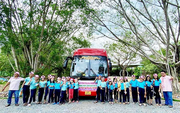 Các em học sinh lớp học tình thương Ngọc Việt trong một buổi dã ngoại. Lớp học tình thương cho trẻ em nghèo -0