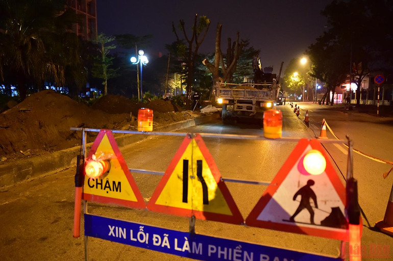 Hà Nội: Công nhân xuyên đêm đánh chuyển cây xanh để mở rộng đường Hoàng Quốc Việt -0