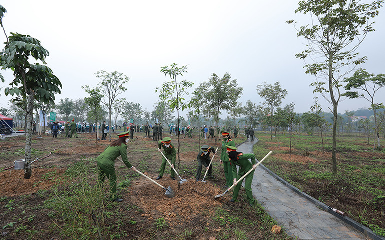 Các lực lượng, học sinh thành phố Việt Trì (Phú Thọ) tham gia Tết trồng cây Xuân Nhâm Dần 2022. Phát triển kinh tế lâm nghiệp bền vững -0