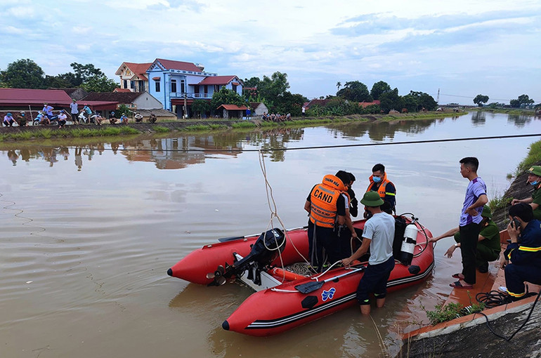 Nỗ lực tìm kiếm hai thiếu niên bị nước cuốn mất tích -0