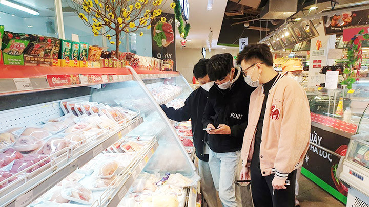 Hối hả chuẩn bị hàng hóa Tết -0