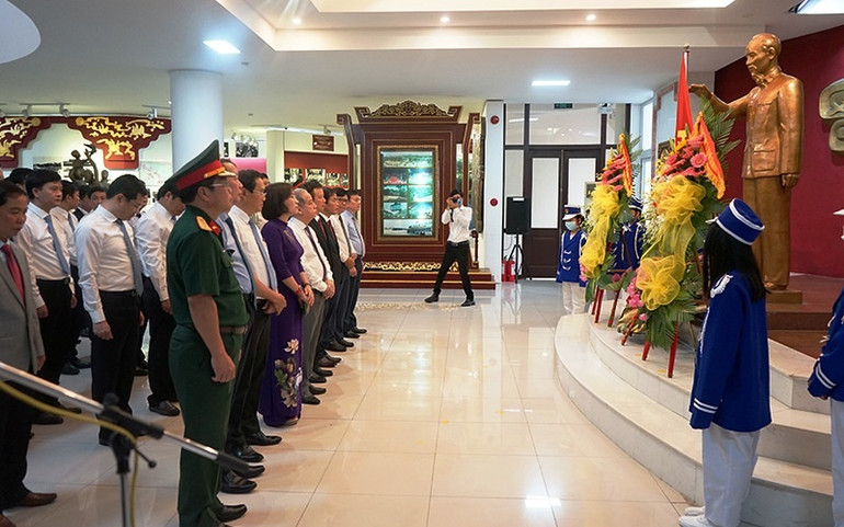 Lãnh đạo tỉnh Thừa Thiên Huế và TP Huế long trọng tổ chức Lễ dâng hoa lên Chủ tịch Hồ Chí Minh. Triển lãm “Những tấm gương bình dị mà cao quý” tại Thừa Thiên Huế -0