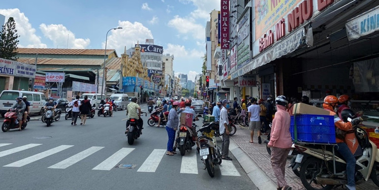 Người dân TP Hồ Chí Minh đổ ra đường như không hề có dịch -0
