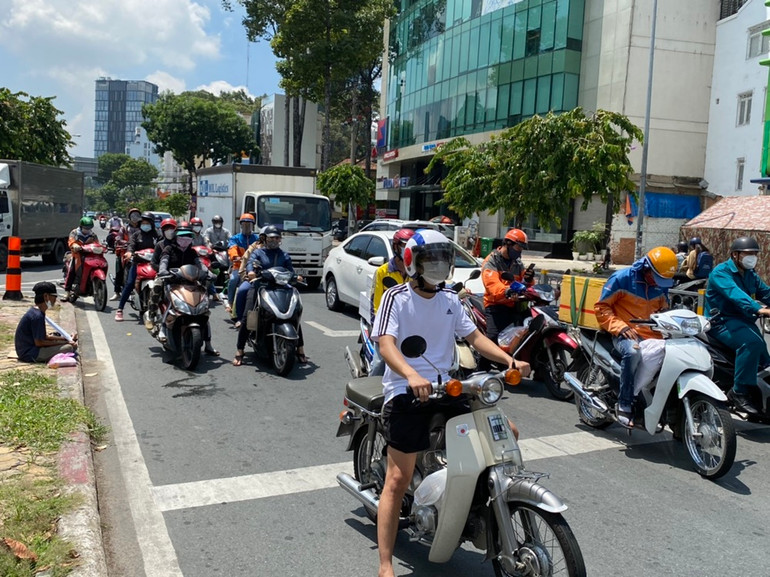 Người dân TP Hồ Chí Minh đổ ra đường như không hề có dịch -0