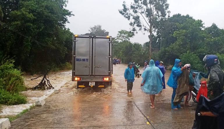 Bão số 12 gây nhiều thiệt hại tại các địa phương -0