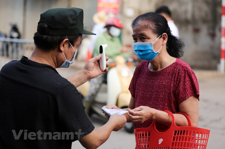 Người dân Thủ đô xếp hàng dùng thẻ để đi chợ thời Covid-19 -0
