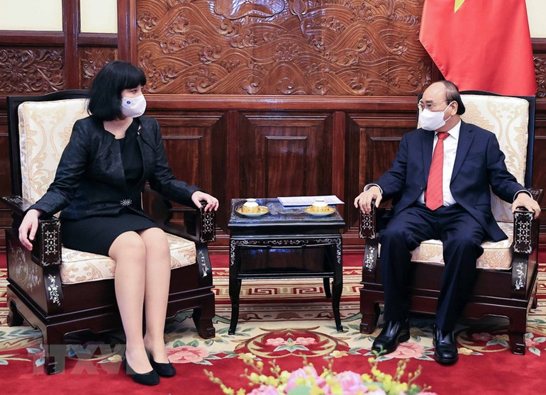 Chủ tịch nước Nguyễn Xuân Phúc tiếp Đại sứ Romania, bà Cristiana Romila. Ảnh: Thống Nhất/TTXVN) Chủ tịch nước Nguyễn Xuân Phúc tiếp các Ðại sứ -0
