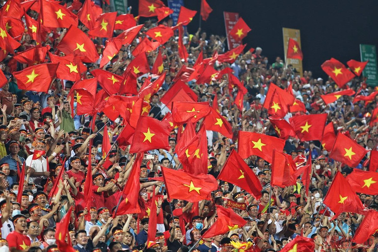 Người hâm mộ chật kín các khán đài sân Việt Trì tiếp sức cho các cầu thủ U23 Việt Nam thi đấu. (Ảnh: KHIẾU MINH) Truyền thông Malaysia: U23 Việt Nam chứng tỏ đẳng cấp trước U23 Malaysia -0