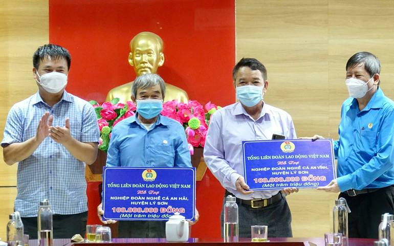 Trao tặng 200 triệu đồng cho Nghiệp đoàn nghề cá An Hải và An Vĩnh. Trao quà và tặng cờ Tổ quốc cho ngư dân Lý Sơn -0