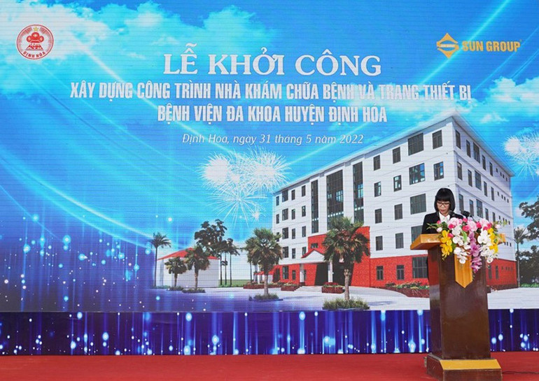 Bà Phạm Tú Cầu, Phó Chủ tịch Sun Group Vùng Thủ đô phát biểu tại sự kiện. Sun Group tài trợ 50 tỷ đồng xây dựng Nhà khám chữa bệnh Bệnh viện đa khoa Định Hóa -0