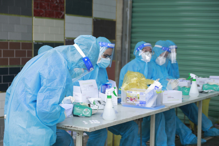 Truy tìm F0 tại 11 phường thực hiện 'khóa chặt' ở Bình Dương -1