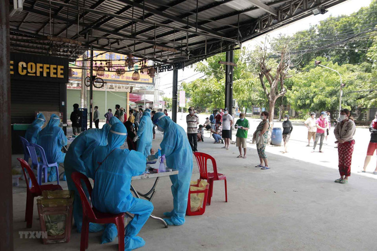 Truy tìm F0 tại 11 phường thực hiện 'khóa chặt' ở Bình Dương -0