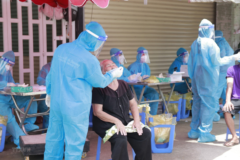 Truy tìm F0 tại 11 phường thực hiện 'khóa chặt' ở Bình Dương -0