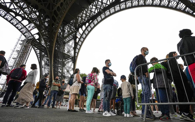 Sau gần 9 tháng, du khách đã được ngắm toàn cảnh Paris từ Tháp Eiffel -0