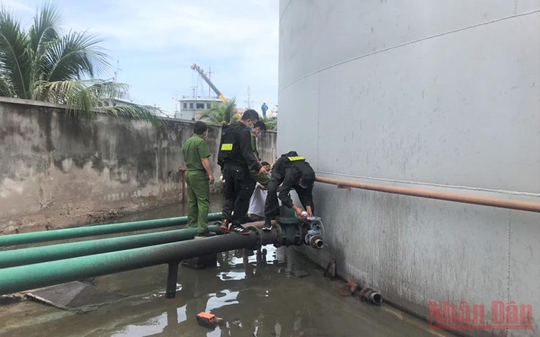 Lực lượng công an niêm phong một bồn chứa xăng trong Chuyên án 920G. Đề nghị truy tố 74 bị can trong đường dây buôn lậu xăng đặc biệt lớn -0