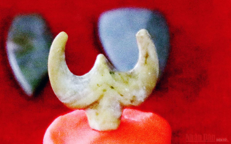 Vật đeo hình đầu trâu bằng nephrite tìm thấy ở khu vực di chỉ Vườn Chuối (Hoài Đức, Hà Nội). Trâu từ tâm thức “in” ra hiện vật và hình ảnh -0