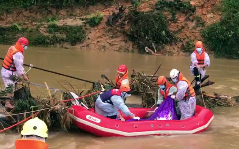 Đừng đánh cược với con nước dữ -0