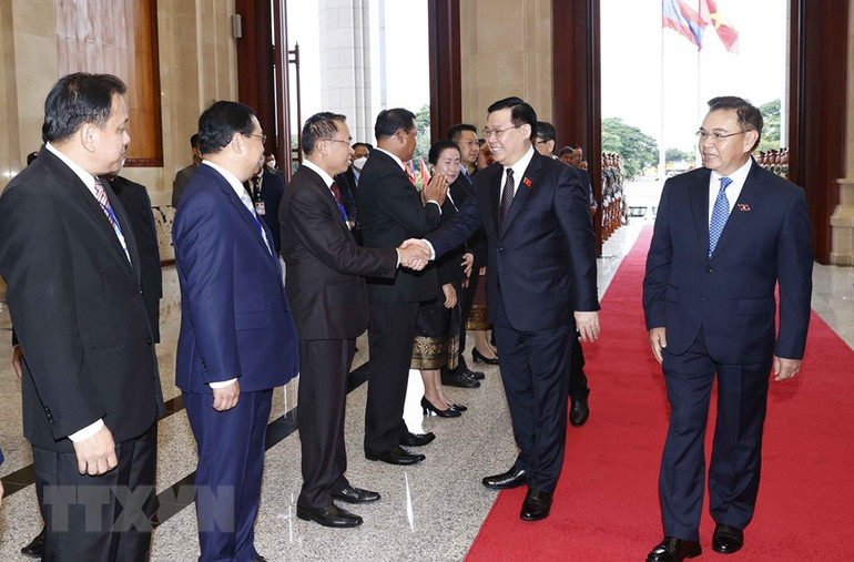 Chủ tịch Quốc hội Vương Đình Huệ hội đàm với Chủ tịch Quốc hội Lào -1