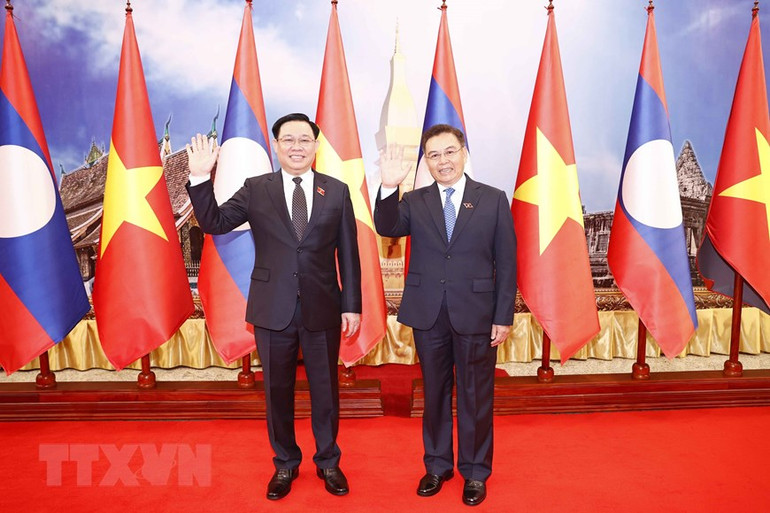 Chủ tịch Quốc hội Vương Đình Huệ và Chủ tịch Quốc hội Lào Saysomphone Phomvihane tại lễ đón. (Ảnh: Doãn Tấn/TTXVN) Chủ tịch Quốc hội Vương Đình Huệ hội đàm với Chủ tịch Quốc hội Lào -4