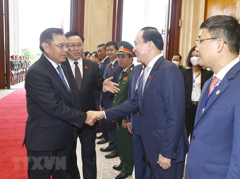 Chủ tịch Quốc hội Vương Đình Huệ giới thiệu các thành viên Đoàn đại biểu Quốc hội Việt Nam với Chủ tịch Quốc hội Lào Saysomphone Phomvihane. (Ảnh: Doãn Tấn/TTXVN) Chủ tịch Quốc hội Vương Đình Huệ hội đàm với Chủ tịch Quốc hội Lào -3