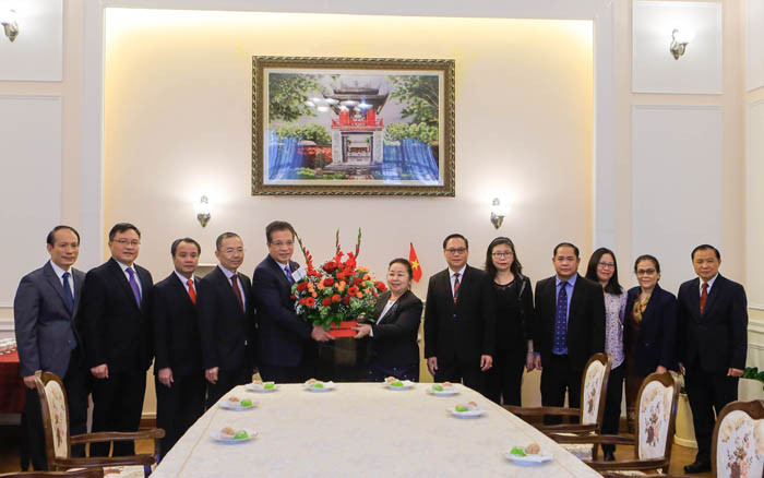 Đại sứ Lào Vilavanh Yirpoher (phải) chúc mừng kỷ niệm 76 năm Quốc khánh Việt Nam, ngày 1/9. Ảnh: QUẾ ANH Hoạt động mừng 76 năm Quốc khánh Việt Nam tại LB Nga -0