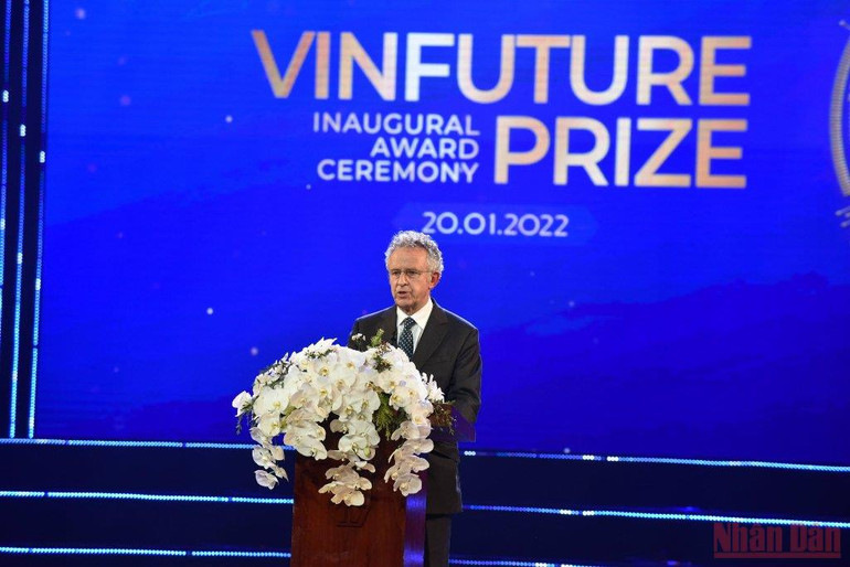 Chủ tịch Hội đồng giải thưởng VinFuture, Giáo sư Sir Richard Henry Friend phát biểu. Những hình ảnh tại lễ trao giải lần thứ nhất Giải thưởng VinFuture -0