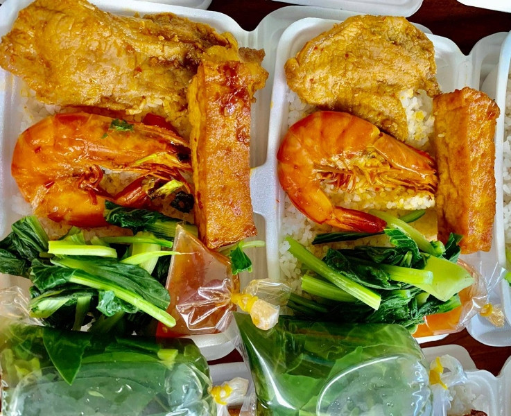 Những bữa cơm được hỗ trợ có đầy đủ chất dinh dưỡng. (Ảnh: TTXVN) Bếp 0 đồng phục vụ chống dịch Covid-19 -0