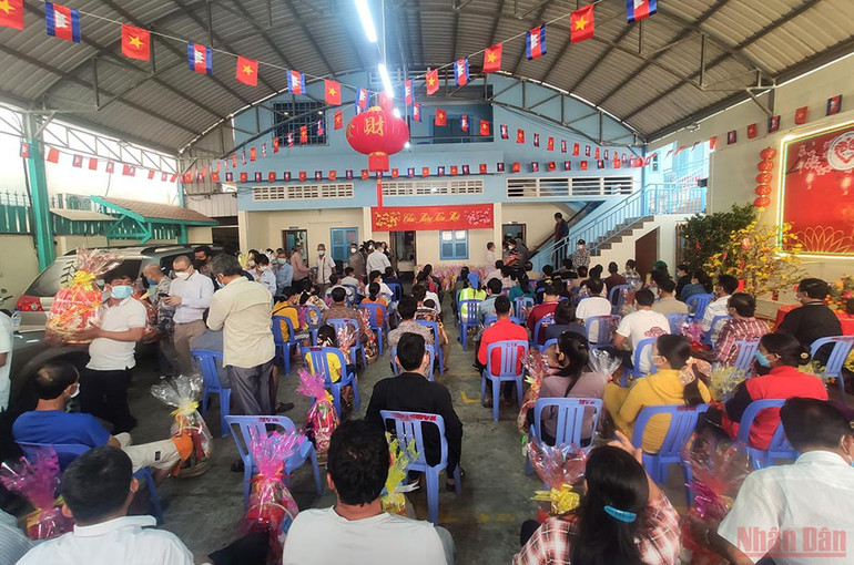 Hơn 200 phần quà Tết gửi tặng bà con cộng đồng trong chương trình Xuân yêu thương-Nhâm Dần 2022. (Ảnh: Nguyễn Hiệp) Doanh nghiệp Việt Nam tại Campuchia tặng quà Tết cho nhiều gia đình -0