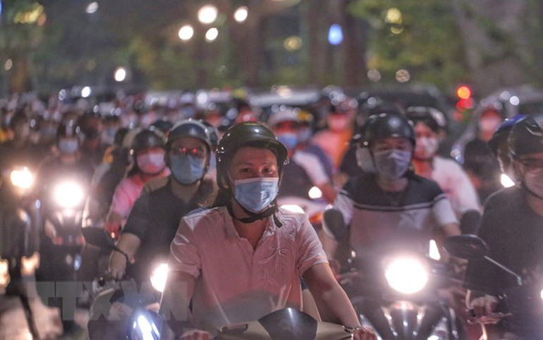 Ùn ùn ra đường đêm Trung thu - Cuộc chơi trăng cẩu thả -0