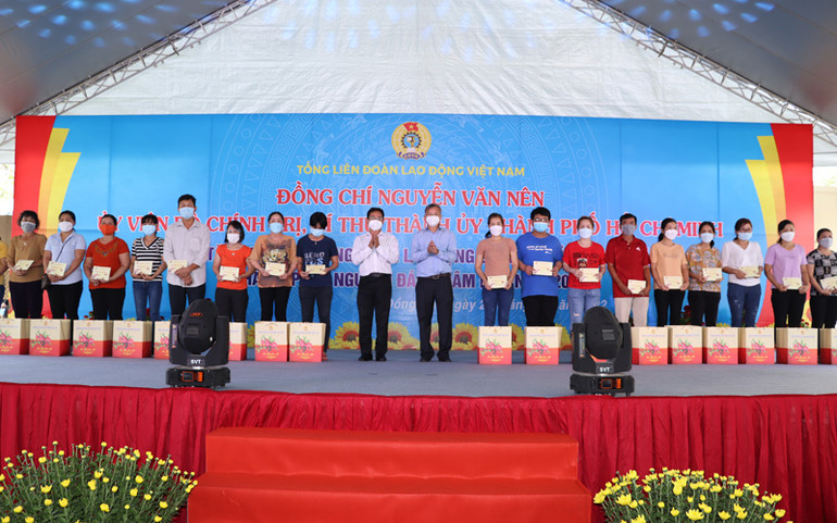 Đồng chí Nguyễn Văn Nên tặng quà Tết cho công nhân tại Đồng Nai -0