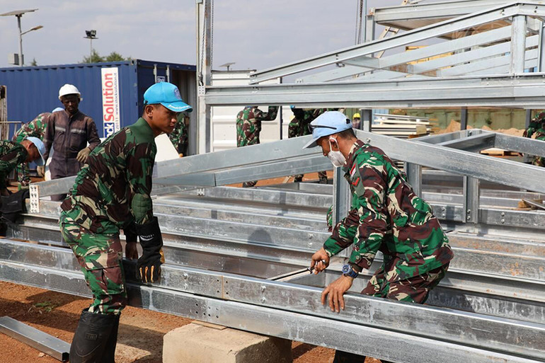 Nhân viên gìn giữ hòa bình LHQ tham gia dự án tái thiết tại CHDC Congo. Ảnh: LHQ Thử thách tinh thần đa phương -0