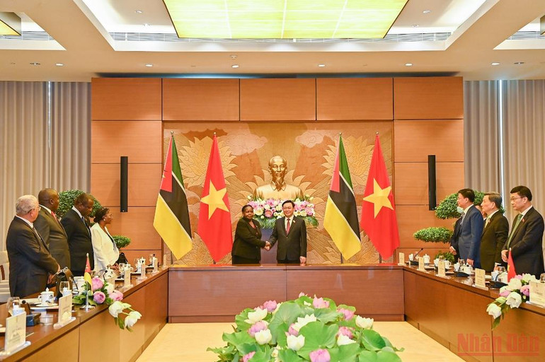 Chủ tịch Quốc hội Vương Đình Huệ đón, hội đàm với Chủ tịch Quốc hội Esperanca Laurinda Francisco Nhiuane Bias -0