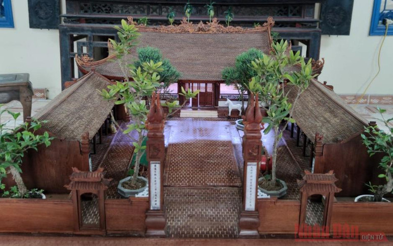 Tác phẩm được lắp thêm hệ thống điện. Độc đáo ngôi đình làm bằng gỗ gụ nhỏ nhất Việt Nam -0